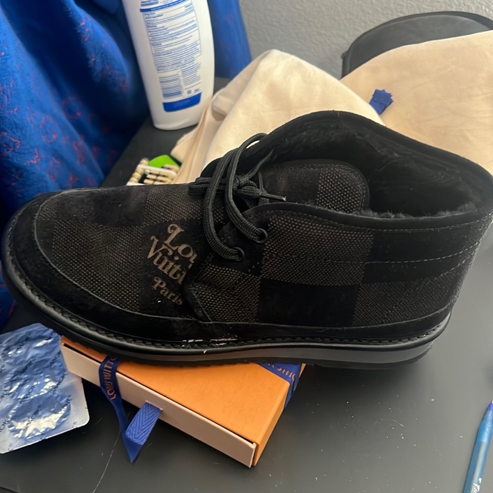 Luis Vuitton size 7 (US 8)